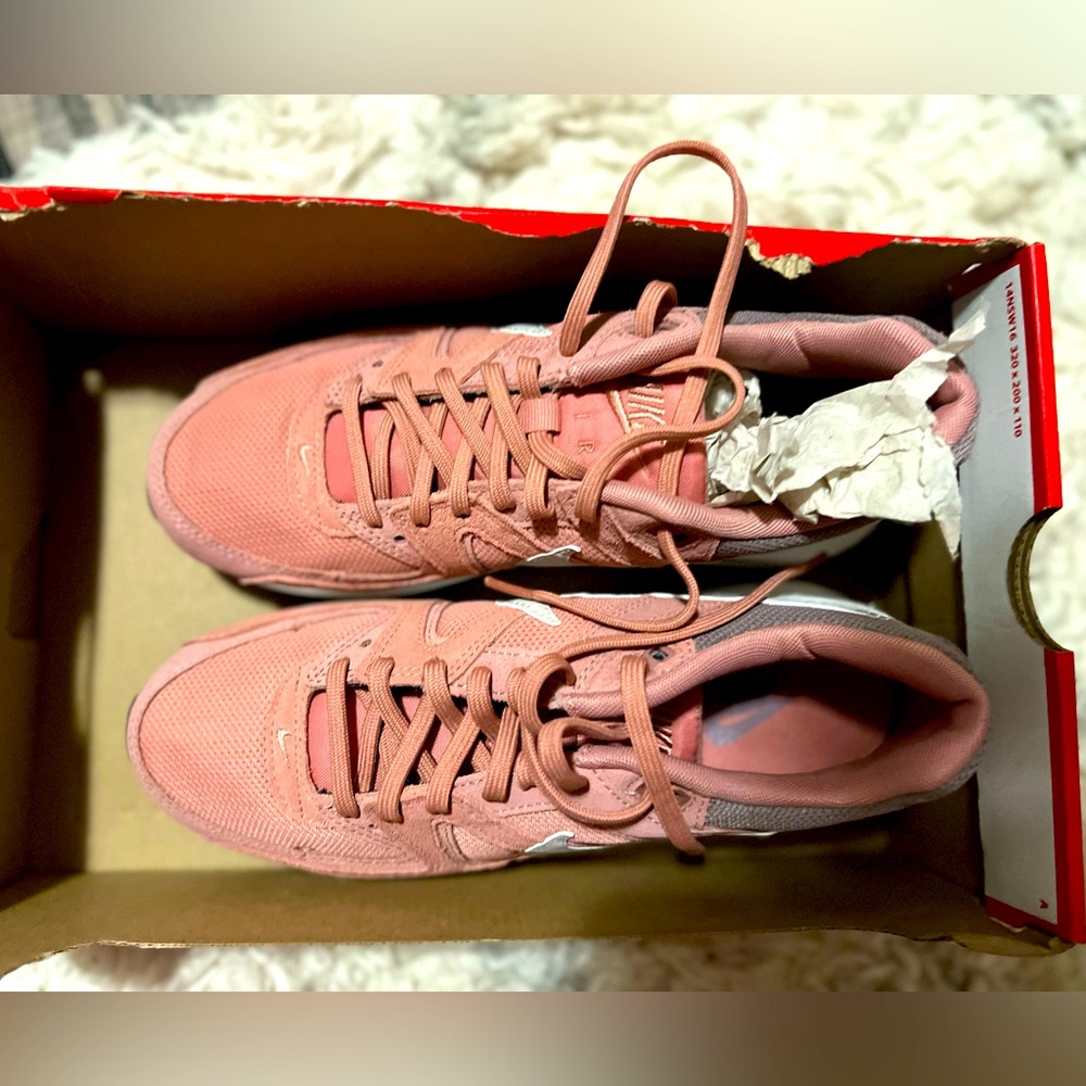 Nike Women Air Max Command, Brand New, Size 8.5 Red Stardust